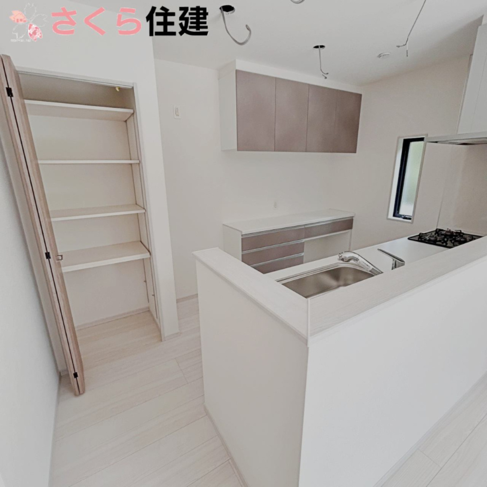 宇都宮市岩曽24-P1　2号棟の収納|キッチン横にも収納がありますので、調味料なども仕舞えて便利です。