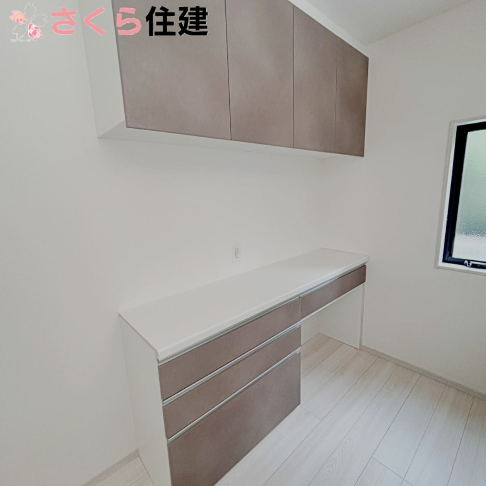 宇都宮市岩曽24-P1　2号棟のキッチン|嬉しいパントリー完備。レンジやオーブン、食器などをたくさん収納出来ます