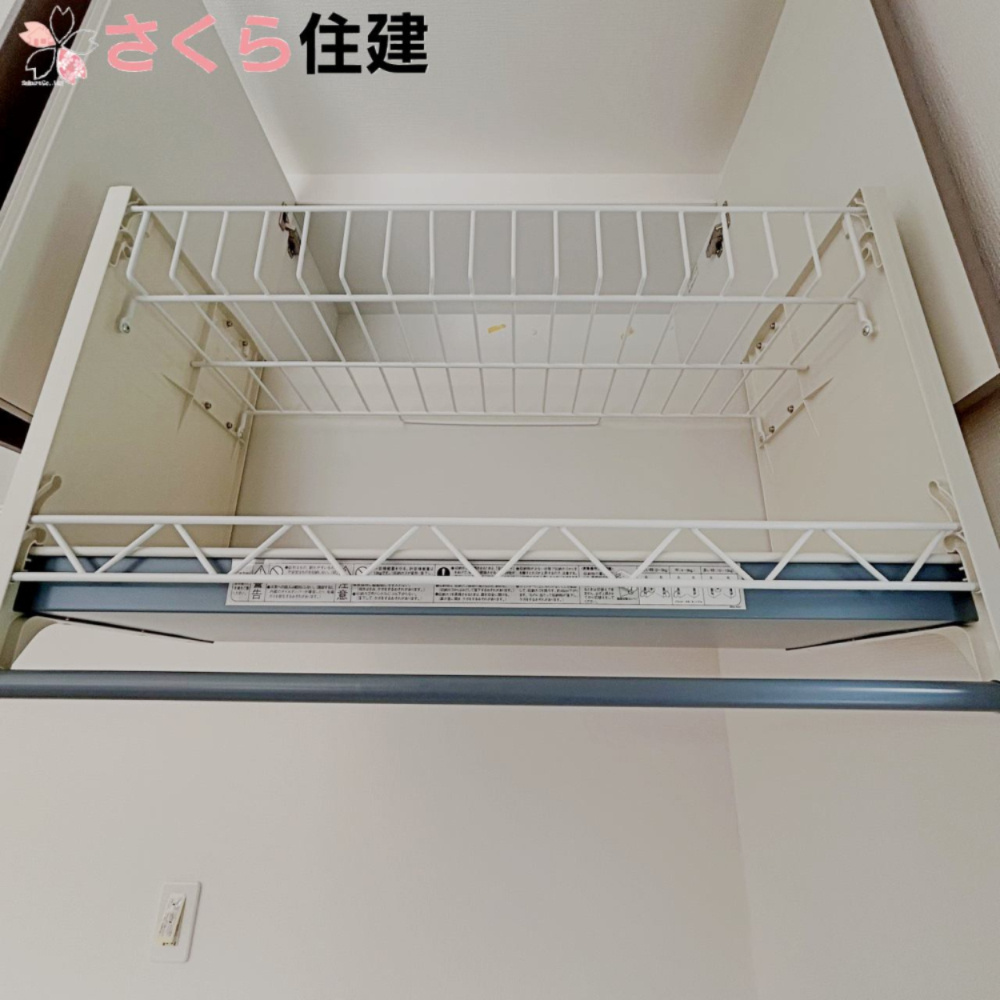 宇都宮市岩曽24-P1　2号棟の収納|吊り戸の一部は昇降可能で背の低い方も便利です。