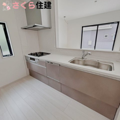 宇都宮市岩曽24-P1　2号棟のキッチン|コンロは三口ガスコンロ。食洗器付きなので家事を短縮できますね。