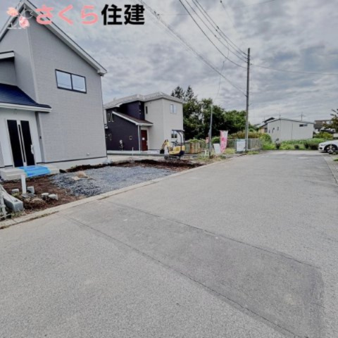 宇都宮市岩曽24-P1　2号棟の前面道路含む現地写真|前面道路は幅5ｍありますので、車のすれ違い時も安心です。