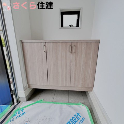 宇都宮市岩曽24-P1　2号棟の玄関|シンプルなシューズボックス。家族のお写真や小物を飾って素敵に演出出来そうです。