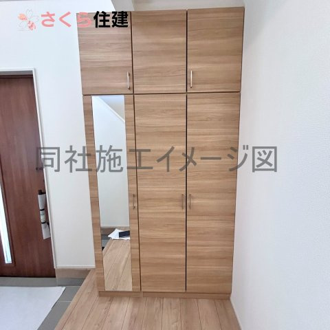 宇都宮市今宮2丁目　２号棟の内観：施工例|同社施工物件の写真です。住まう人も来客も入った時にワクワクをするオシャレな玄関♪ 収納もたっぷり！