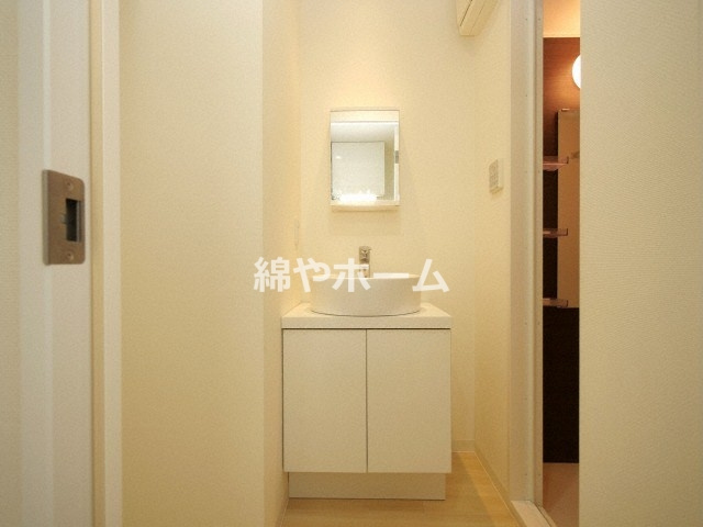 U-ro玉造Ⅱの独立洗面台|独立洗面台、小物を置くことができて便利です