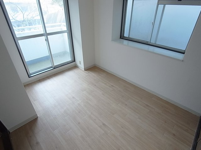 プリオーレ神戸山の手の設備|２面採光の洋室、風通しも良好