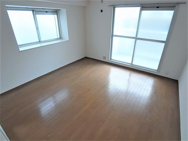 プリオーレ神戸山の手の居間・リビング|角部屋で2面採光のリビングダイニング