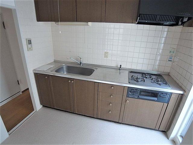 プリオーレ神戸山の手のキッチン|システム3口ガスキッチン、グリル付き