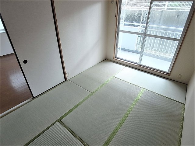 プリオーレ神戸山の手の内装|明るい陽射し差し込む和室