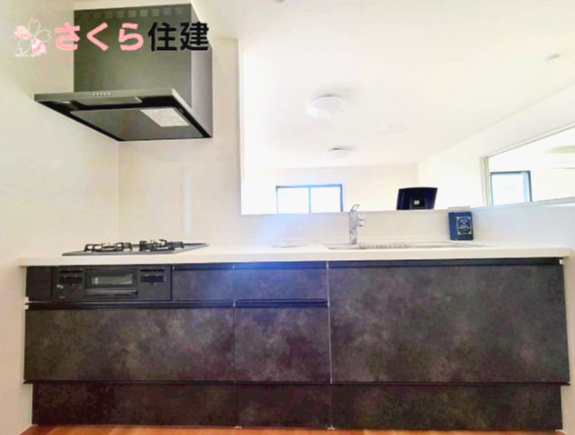 いろどりアイタウン宇都宮市野沢23-P1　12号棟のキッチン|キッチンは3口コンロや浄水付き水栓など充実の設備が揃っています◎