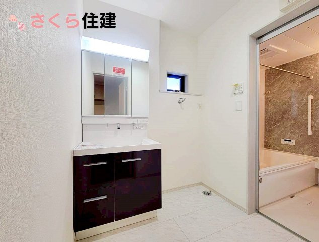 いろどりアイタウン宇都宮市野沢23-P1　12号棟の脱衣所|三面鏡化粧台は鏡の裏までたっぷり収納が可能です◎