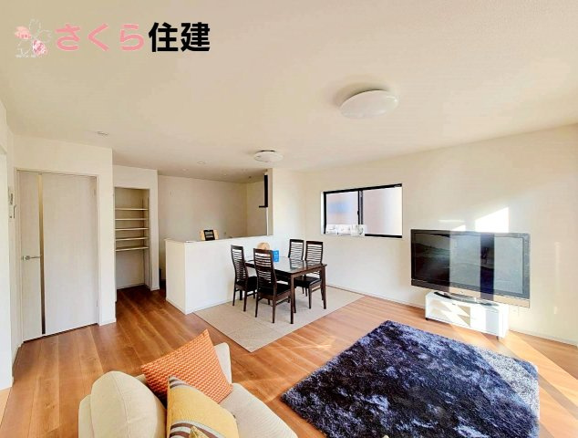 いろどりアイタウン宇都宮市野沢23-P1　12号棟の居間・リビング|南向き16帖のLDK