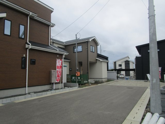いろどりアイタウン宇都宮市野沢23-P1　12号棟の前面道路含む現地写真
