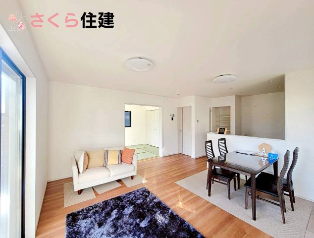 いろどりアイタウン宇都宮市野沢23-P1　12号棟の居間・リビング|1階の掃出し窓にはシャッターが設置済み◎