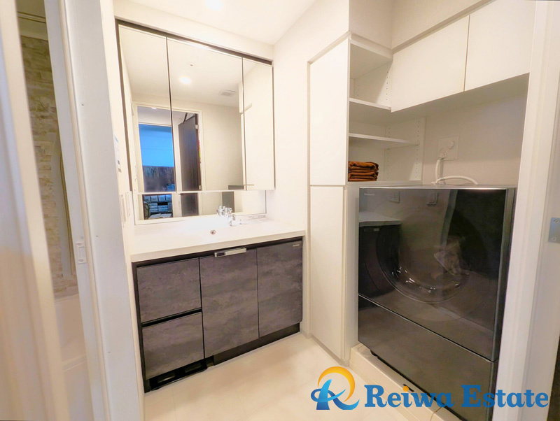 パレステージ茅ヶ崎Ⅱの独立洗面台|身支度をする際に便利な三面鏡タイプ。鏡面裏には収納もあり、使い勝手のいい洗面化粧台です！