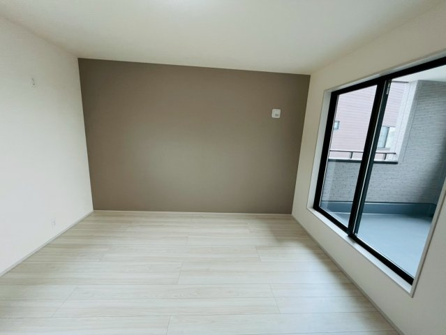 【Livele Garden】　小山市城西　第１　全1邸の洋室|〇洋室　8帖〇
アクセントクロスがお洒落な主寝室。大容量のウォークインクローゼット付きで大切なお洋服もしっかり収納できます♪
2025年10月撮影