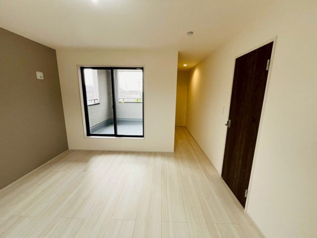 【Livele Garden】　小山市城西　第１　全1邸の洋室|〇洋室　8帖〇
大きなベッドを置いてもゆとりのある広さです（＾＾）
2025年10月撮影