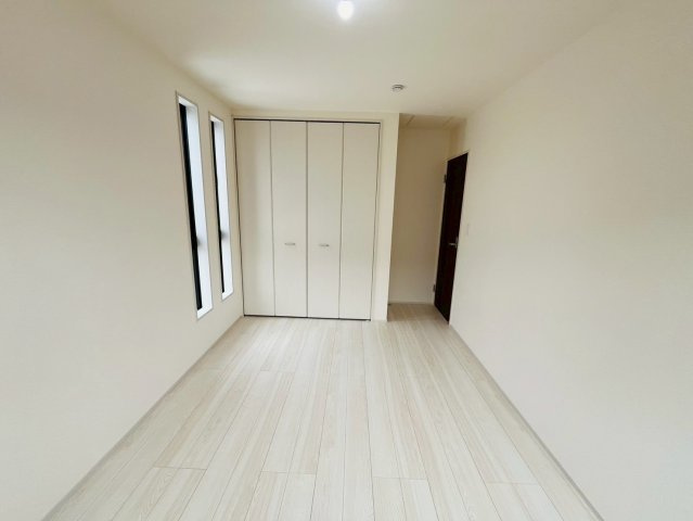 【Livele Garden】　小山市城西　第１　全1邸の洋室|〇洋室　6.75帖〇
各居室に収納がございますので最大限お部屋を広く使うことができます♪
2025年10月撮影