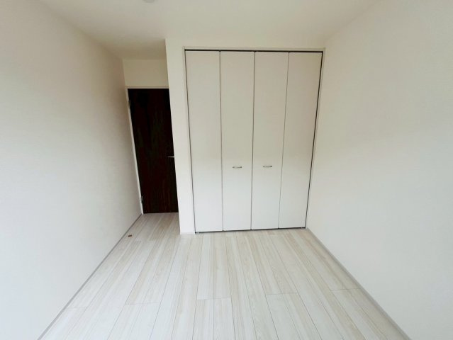 【Livele Garden】　小山市城西　第１　全1邸の洋室|〇洋室　5.25帖〇
枕棚＋ハンガーパイプ付きで上の空間も最大限活かせる収納です♪
2025年10月撮影