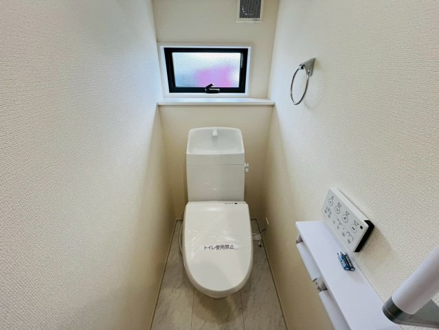 【Livele Garden】　小山市城西　第１　全1邸のトイレ|〇トイレ〇
デットスペースをうまく活用した1階トイレ。手摺、タオル掛け付き♪
2025年10月撮影