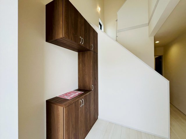 【Livele Garden】　小山市城西　第１　全1邸の玄関|〇玄関〇
大容量コの字型玄関収納。小物を置いてインテリアを楽しむことができます（＾＾）
2025年10月撮影