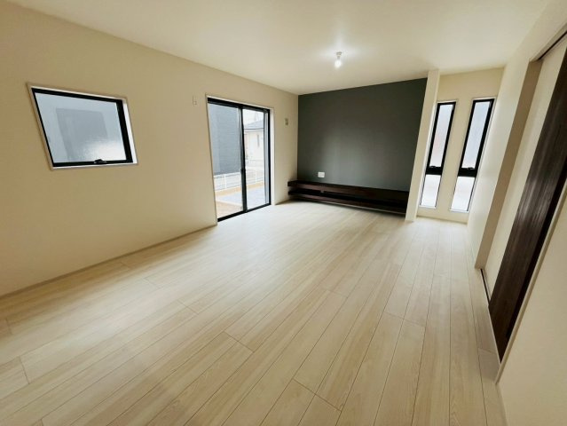 【Livele Garden】　小山市城西　第１　全1邸の居間・リビング|〇リビング〇
爽やかなホワイトで統一されたリビングは光を反射し、明るい空間を作り出します。
2025年10月撮影