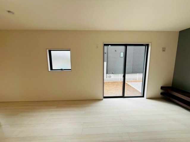 【Livele Garden】　小山市城西　第１　全1邸の居間・リビング|〇リビング〇
シックな色合いのアクセントクラスとテレビ台がお洒落な空間を演出します。
2025年10月撮影