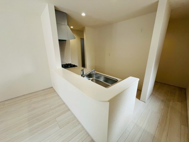 【Livele Garden】　小山市城西　第１　全1邸のキッチン|〇キッチン〇
開放感のある対面式キッチン。お料理しながら家族の顔が見られる安心感。キッチンとダイニングが近く食事の用意や片づけが楽々♪
2025年10月撮影