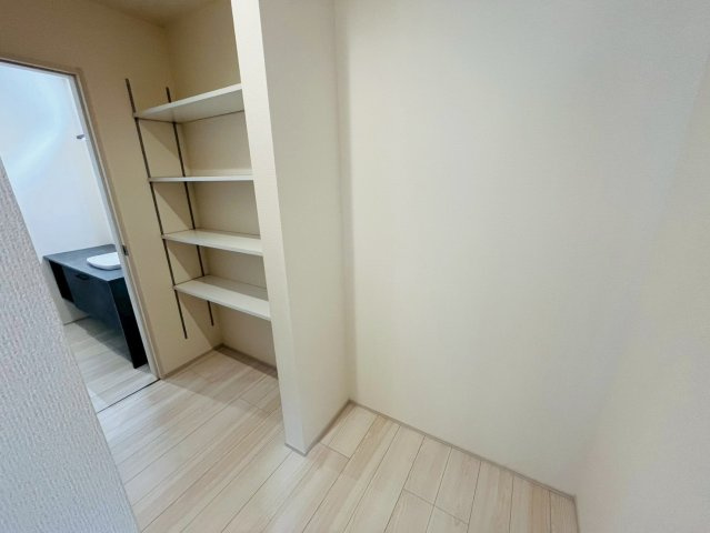 【Livele Garden】　小山市城西　第１　全1邸の収納|〇パントリー〇
可動棚付きキッチンパントリー！食器はもちろん、日用品、消耗品、備蓄用の非常食などいろいろと収納できます♪
2025年10月撮影