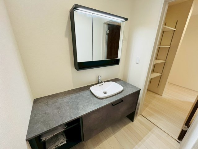 【Livele Garden】　小山市城西　第１　全1邸の独立洗面台|〇洗面化粧台〇
シックで落ち着きのあるデザインの洗面化粧台。収納スペースも充実しております♪
2025年10月撮影