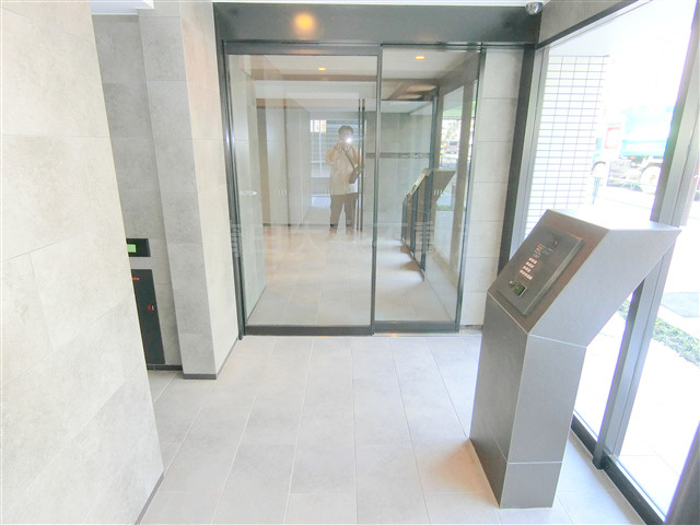 ディアレイシャス平和島のエントランス|防犯カメラTVモニター付オートロック宅配BOXメールBOX管理人室　