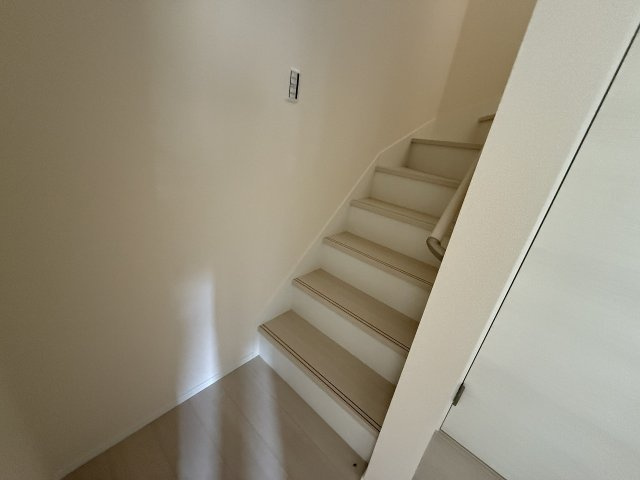 志摩新町　新築戸建のその他|階段　2階へ