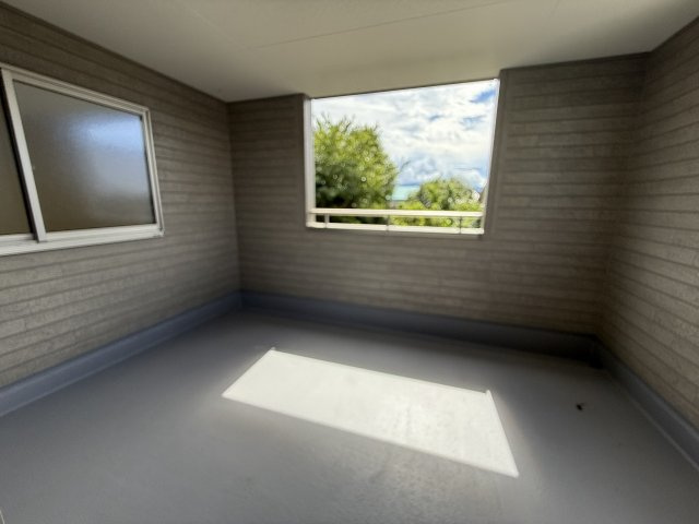 志摩新町　新築戸建のその他|洋室9帖に面したインナーバルコニー