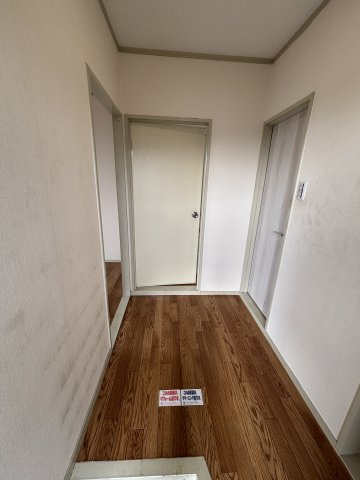 フラット・タームーの玄関