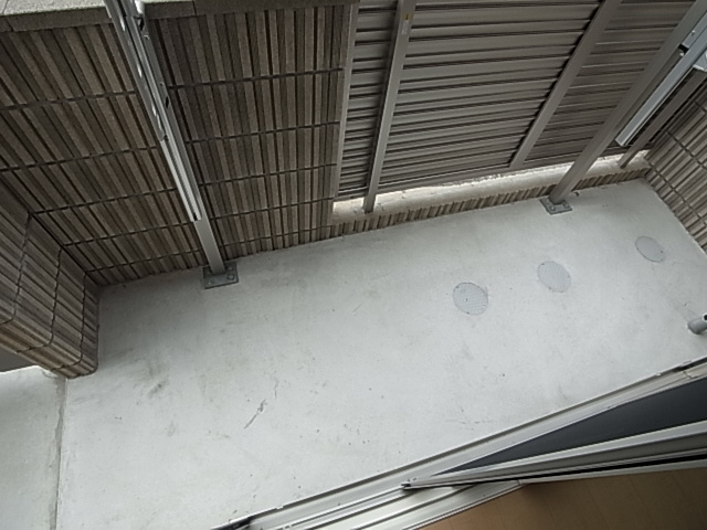 神戸市須磨区須磨寺町１丁目のアパートのバルコニー