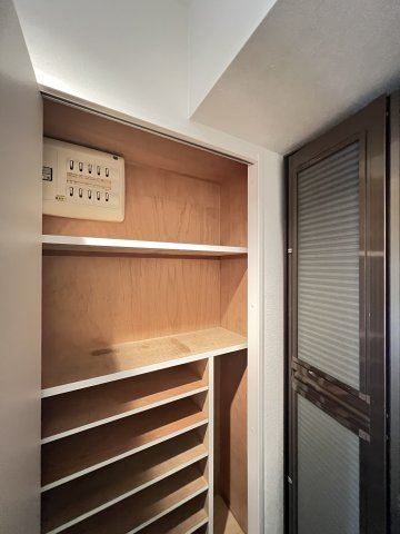 ダイアパレス大和八木3階の玄関|玄関収納