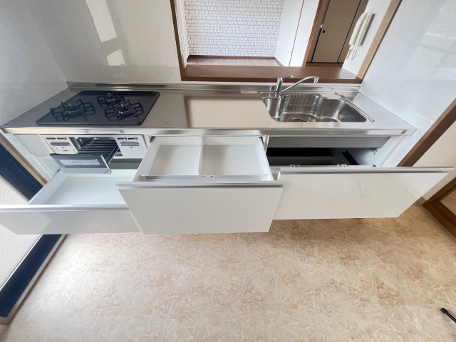 ダイアパレス大和八木3階のキッチン|引き出し収納で使いやすいシステムキッチン