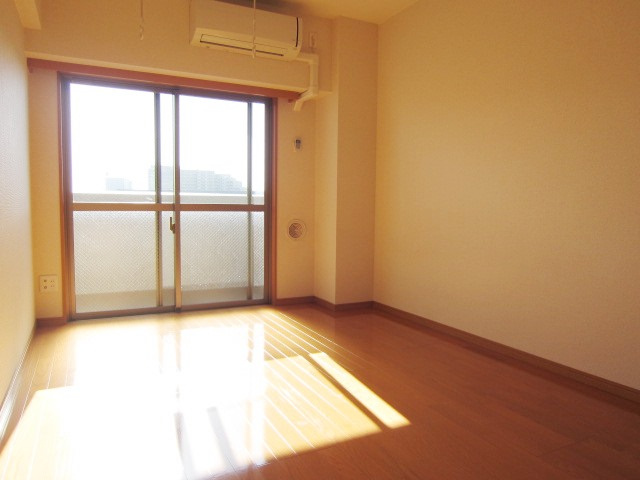 アルファコート川口元郷の居間・リビング|別号室の参考写真です。