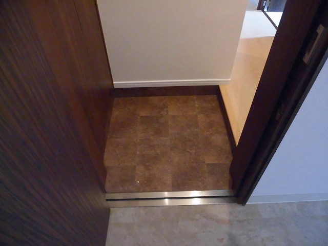 クレスト甲子園の玄関