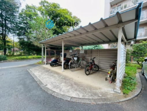 泉ハイツマンション弐号棟の駐輪場|10/14　撮影