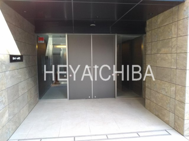 プレジール入谷のエントランス