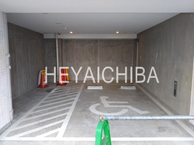 プレジール入谷の駐車場