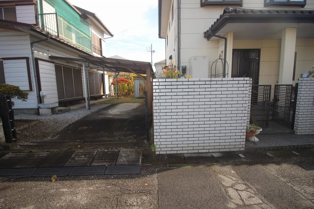 小山市羽川の外観|南側との境界部分（2025年11月撮影）