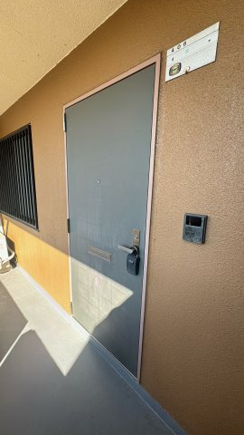 プライマリー三大の玄関