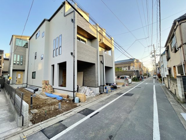 板橋区富士見町 全4棟 3号棟の前面道路含む現地写真|西側約5.0ｍ公道に面する全4棟
広々した前面道路は開放感を与えてくれます