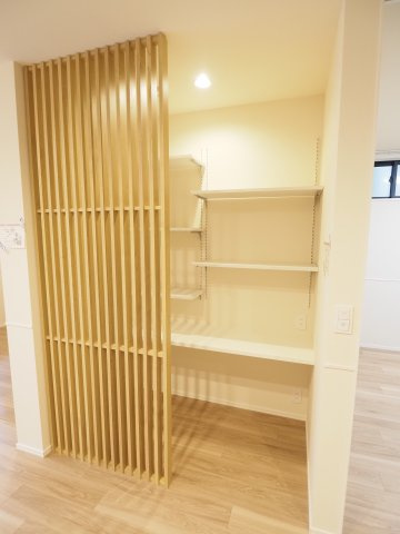 【内装】 | オカバ世田谷深沢ヘーベルメゾン | 猫さん専用ルームの仕切りはお洒落なウッド使用