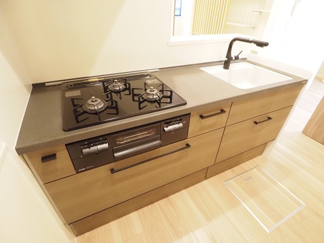 【キッチン】 | オカバ世田谷深沢ヘーベルメゾン | ３口ガスコンロ搭載、シックな色味の木目がスタイリッシュな印象