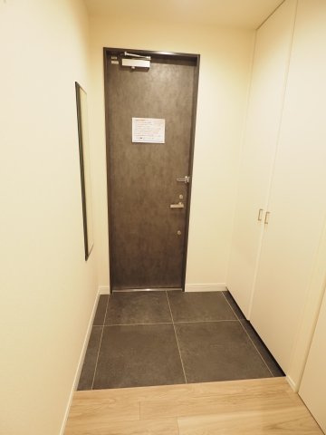 【玄関】 | オカバ世田谷深沢ヘーベルメゾン | 玄関ライトは人感センサー搭載で自動的に点灯します♪