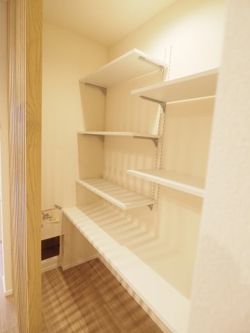 【内装】 | オカバ世田谷深沢ヘーベルメゾン | ネコヌックは色々の備品の収納もできて大変便利な空間です！