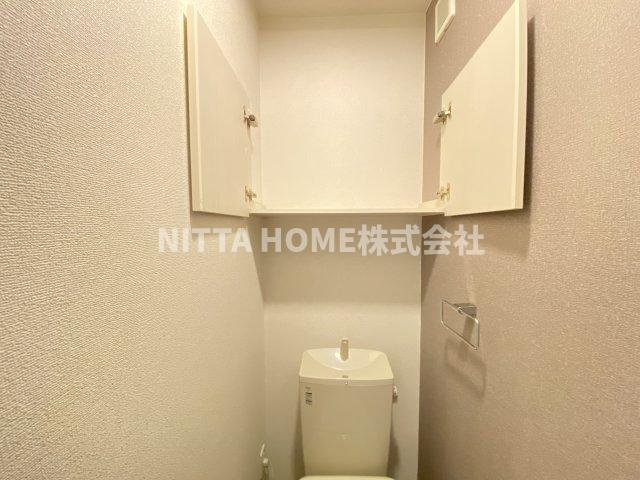 ルミエール　弥栄Ⅱのトイレ|便利なトイレ収納が付いています○