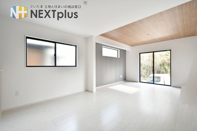 北足立郡伊奈町20期　2号棟の居間・リビング|LDK19.0帖：リビングは窓が多く部屋の隅々まで陽が射し込みます！暖かくこもった空気は上にたまりやすいので、窓を開け換気する事で、快適なお部屋の空気を維持する事ができます。